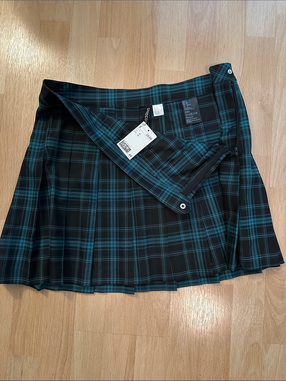 NWT H&M Divided Tartan Plaid Black & Green Pleated Skirt SZ 10 - Picture 4 of 8